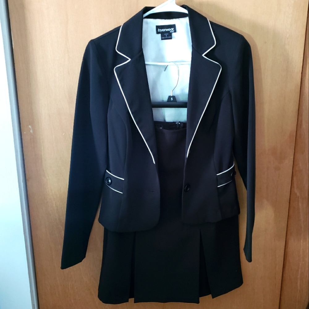 Women's Business Suit Set (black blazer and skirt)